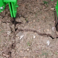 Décompactage parfait du sol par fissuration sur toute la surface travaillée