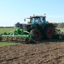 Décompacteur attelé à l'avant du tracteur (option attelage avant)