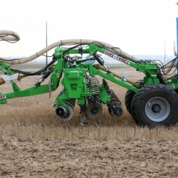 Vue latérale Strip Till Plus Semi porté